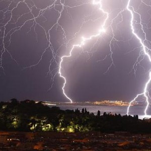 صاعقة رعدية تطيح بمغامر يتسلق برجاً للإتصالات  