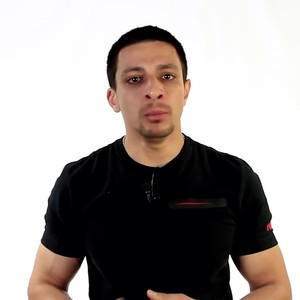 كوميدي أردني يستبدل دلو الثلج بالرمال تضامنا مع غزة