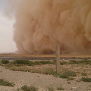 الكويت تغرق في الظلام بسبب العاصفة الرملية