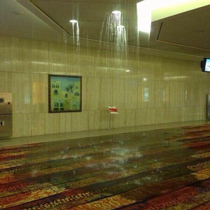 بالصور : شلل تام في مطار الملك فهد بالدمام والأمطار تسقط سقف صالة القدوم 