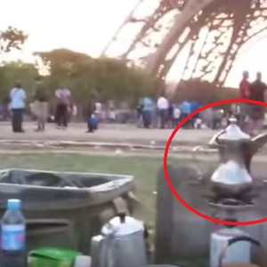 بالفيديو: خليجيون يدخنون الشيشة ويشربون القهوة العربية أسفل برج إيفل