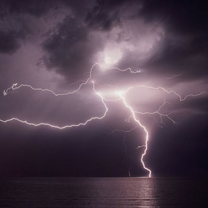 شاب سعودي يواجه عاصفة رعدية خطرة في رنية 