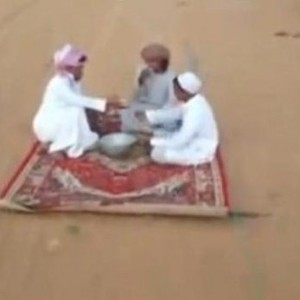 فيديو فكاهي: شباب سعوديون يشربون القهوة على بساط الريح