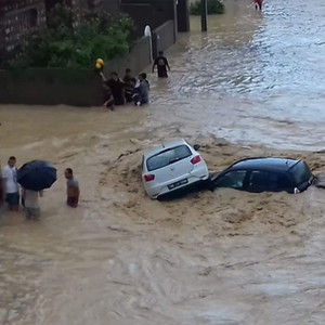 الجزائر | أمطار رعدية شديدة والسيول تُداهم ولاية بومرداس وتجرف الناس والمركبات