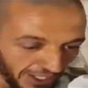 بالفيديو: شاب يتوضأ بالحرم وهو مبتور اليدين والرجلين