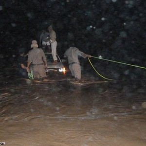 لحظة إنقاذ الدفاع المدني لمُسن حاصرته السيول بالقريات 