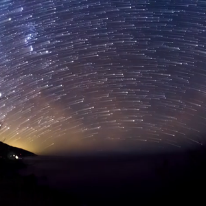 شاهد بالفيديو .. زخات كثيفة من الشهب و كيف تملأ السماء  