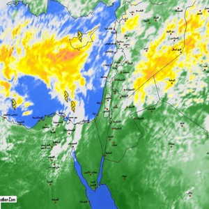 نجاة شخصين بعد انجراف سيارتهم في سيول حرة في تبوك
