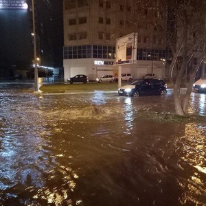 بالصور.. فيضانات وثلوج غرب الجزائر
