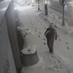 رجُل يتلقّى الضربة القاضية من كاسحة الثلوج أثناء توجهه إلى العمل