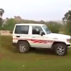 شاهد كيف يُدمر هذا المُفحّط  إحدى الروضات السعودية الخضراء في سلوك مُشين يجب معاقبته