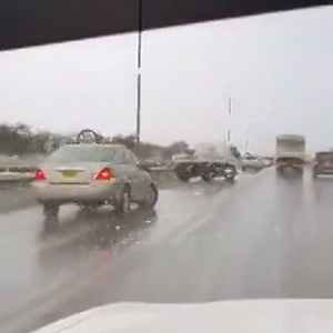 فيديو : حادث سير مُفاجئ أثناء الأمطار في سلطنة عُمان