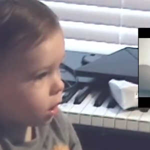 فيديو : طفل بريء يرى سوبرمان يطير على التلفاز لأول مرّة .. شاهد ردّة فعله