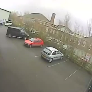 بالفيديو : رياح بسرعة 160 كم/ساعة تقتلع سقف منزل في بريطانيا