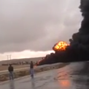 بالفيديو : انزلاق صهريج محروقات بسبب الأمطار وانفجاره على الطريق الصحراوي