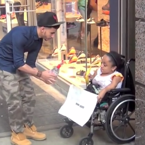 طالبين مسلمين في أمريكا يضربون المثل و يقدمون المساعدات للفقراء في الشارع