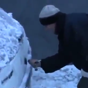 بالفيديو : بولندي لا يستطيع الدخول إلى سيارته لأنها تجمّدت بالكامل .. شاهد ماذا فعل