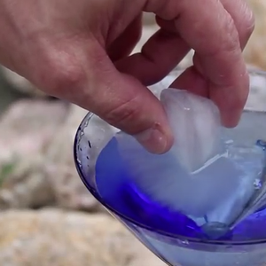 هذا ليس سحراً.. شاهد كيف يُمكنك أن تُجمّد المياه خلال نصف ثانية