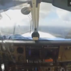 بالفيديو : رحلة طيران هادئة تتحوّل إلى خطر فُجائي .. شاهد ماذا حدث