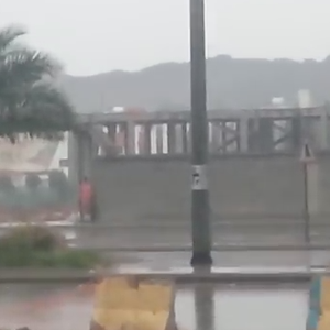 رجل سعودي على بعد خطوات من الصاعقة في المدينة المنورة يوم 28-1-2014