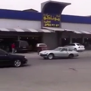 بالفيديو : مُفحط في الكويت يصدم سيارتين في ورشة و يصيب العامل ثم يهرب 