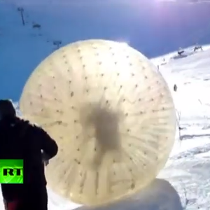 سائحان يدخلان كرة بلاستيكية بهدف المغامرة على الثلوج .. شاهد النتيجة المأساوية