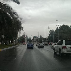 بالفيديو: الأمطار تتساقط على أجزاء من أبوظبي نهار السبت