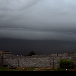 بالفيديو: امطار رعدية وهبوب للغبار بسبب سحابة جازان العملاقة