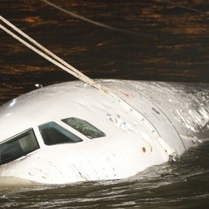 لحظة العثور على أول جثة عائمة في موقع تحطُم الطائرة الماليزية 