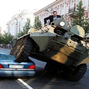 شاهد كيف يتم سحق السيارات المخالفة في ليتوانيا