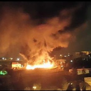 بالفيديو: حريق هائل يلتهم 20 حافلة في شركة ألباهاوس شمال العاصمة