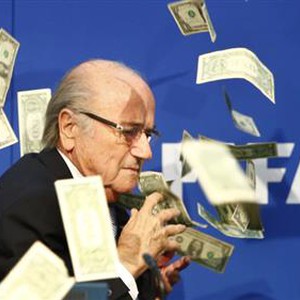 بالفيديو: انتخابات الفيفا في شباط. ودولارات تُرمى في وجه بلاتر