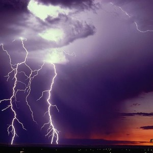 شاهد قوة الصواعق التي ضربت تبوك مساء الثلاثاء 