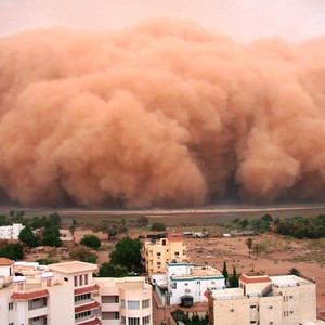 شاهد كيف حولت عاصفة الجزائر نهار مدينة الجفلة إلى ليل مُظلم