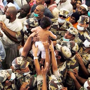 ثلاث صور تُظهر التعامل الإنساني لرجال الأمن السعودي مع حُجاج البيت العتيق  