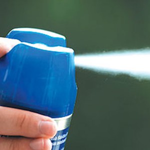 ضبط بائع يرش مبيداً سامّاً على الخضراوات