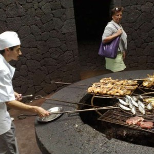 بالصور: مطعم يشوي اللحم لزبائنه على فوهة بركان 