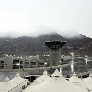 بالفيديو: أمطار الخير تغسل مُخيمات منى قبل يوم من وصول الحجاج 