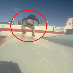 بالفيديو شخص يتعلق بجناح طائرة على إرتفاع شاهق 