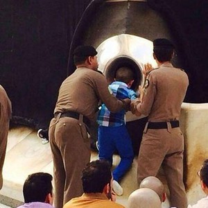 شاهد الوقت الأنسب لتقبيل الحجر الأسود دون زحام 