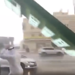 من الأرشيف: لحظة نجاة شاب سعودي من سقوط لوحة اعلانية عملاقة نتيجة الرياح في المدينة المنورة  