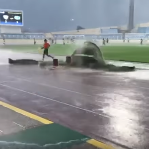 شاهد: الأمطار والرياح تجبر اللاعبين والحكام على الهروب من مباراة بالأحساء