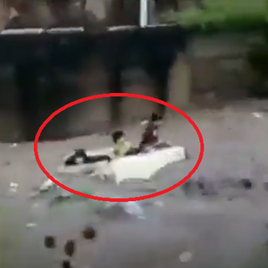 مشهد صادم | أب مستهتر يلقي بأولاده إلى الموت في سيول اليمن الجارفة