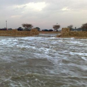 جريان قوي لوادي حنيفة بالرياض بعد جولة من الأمطار الرعدية الغزيرة