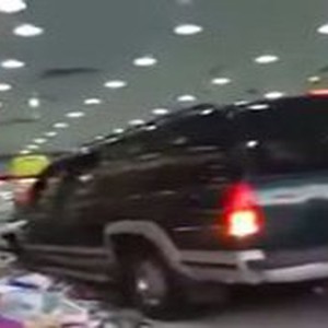 بالفيديو: سيارة تقتحم سوبرماركت في المملكة.. شاهد كيف يتم إخراجها