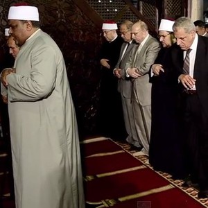 بالفيديو: رئيس الوزراء المصري يتعرض لوعكة و يفقد توزانه أثناء تأديته الصلاة