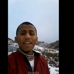 بالفيديو : بين ثلوج #تبوك ، سعودي ينشد بصوت رائع