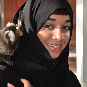 إماراتية تعيش مع 270 حيواناً مختلفاً في منزلها