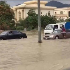 سيول الفجيرة تغرق الشوارع والمركبات