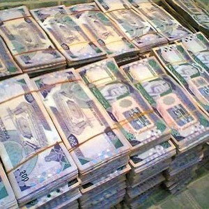  تجربة إجتماعية: ماذا يفعل الناس عندما يُسقِط أحدهم المال على الأرض؟  